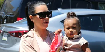[FOTO] Saat Kim Kardashian dan North West Duel Pakai Bikini