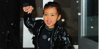 [FOTO] Saat North West Main Bola, Unyu Menggemaskan Pengen Cubit