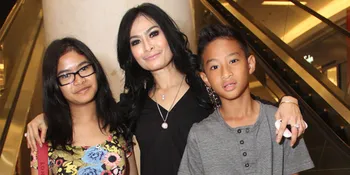 [FOTO] Selfie Cantik Bareng Putrinya, Iis Dahlia Bak Kakak Adik
