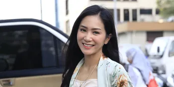 Foto Selfie Cantik, Bunga Zainal Pamer Perhiasan Mewah