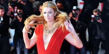 [FOTO] Selfie Cantik, Paris Hilton Ekspos Belahan Dada
