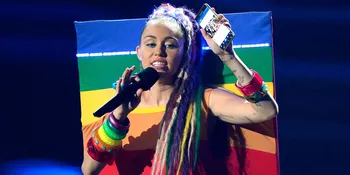 [FOTO] Selfie di Ranjang, Miley Cyrus Nekat Berpose Topless