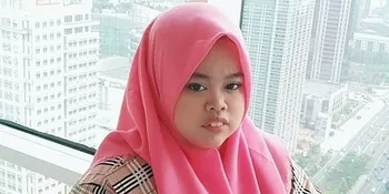 Foto Selfie Kekeyi, Queen Pentol Pasang 'Wajah Galak' Pakai Mahkota Bak Bangsawan