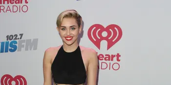 [FOTO] Seram... Ada Hantu di Atas Kepala Miley Cyrus?