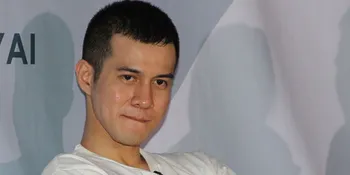 [Foto] Serius Banget, Apa Sih Yang Diceritakan Herjunot Ali?