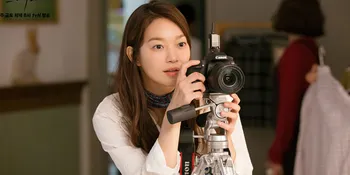 FOTO: Simple Airport Fashion Shin Min Ah Menuju Paris Fashion Week