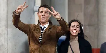 [FOTO] So Sweet! Cristiano Ronaldo Asuh Bayinya Bareng Sang Pacar