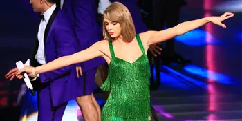 [FOTO] So Sweet! Pria Ini Lamar Sang Pacar di Konser Taylor Swift