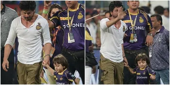 [Foto] SRK Peluk Erat AbRam Khan Yang Tertidur Lelap, Manis!