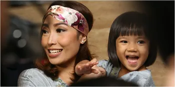 [FOTO] Stiker Milik Ayu Dewi Harganya Rp 1 Juta! Mau Beli Juga?