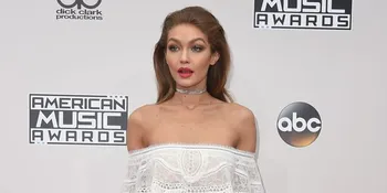 [FOTO] Street Style Keren Gigi Hadid, Bak Melenggang di Atas Runway