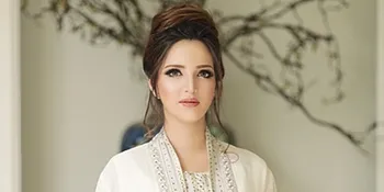 FOTO: Stunning! Pesona Cantik Nia Ramadhani Pakai Kerudung Putih