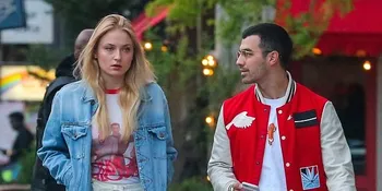FOTO: Sudah Tunangan, Joe Jonas &#38; Sophie Turner Gandengan Mesra