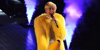 [Foto] Super Selfie, Miley Cyrus Berpose Tanpa Busana