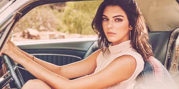 [FOTO] Support Pacar di Lapangan, Kendall Jenner Pamer Abs