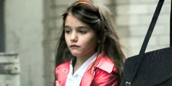 [Foto] Suri Cruise Muram Dalam Balutan Seragam Sekolah