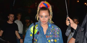 [FOTO] Tak Lagi Blonde, Miley Cyrus Kini Berambut Gelap &#38; Panjang