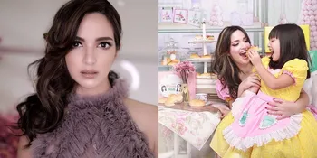 FOTO Tampil Cantik Bak Elf, Nia Ramadhani Pakai Busana Biru &#38; Aksesoris Unik