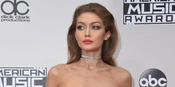 [FOTO] Tampil Cantik di Atas Runway, Sepatu Gigi Hadid Copot Sebelah