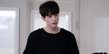 [FOTO] Tampil Cute &#38; 'Nge-Pink', Lee Dong Wook Tetap Ganteng!