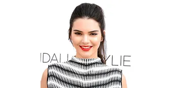 FOTO: Tampil Nyeleneh, Kendall Jenner Pakai Gigi Emas