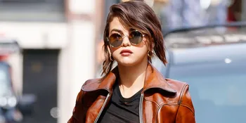 [FOTO] Tampil Seksi Menggoda, Selena Gomez Ekspos Kaki Indahnya