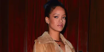 [FOTO] Tandatangani Sandal Jepit Indonesia, Rihanna Bikin Ngakak!