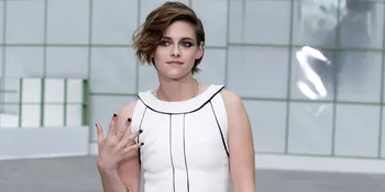 FOTO: Tanpa Bra, Kristen Stewart Nekat Pakai Baju Transparan