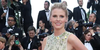 [FOTO] Tanpa Bra, Pakaian Dalam Lara Stone Tertangkap Kamera