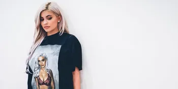 [FOTO] Tanpa Makeup, Kylie Jenner Asyik Selfie Bareng Fans