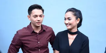 FOTO: Tengku Dewi Putri Beri Kecupan Ulang Tahun Andrew Andika