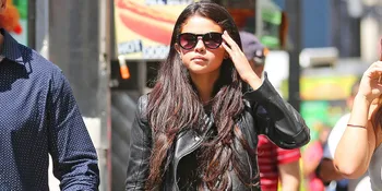 [FOTO] Terbaring Manja, Selena Gomez Pamer Pose Menggoda