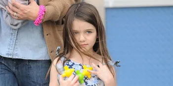 [FOTO] Tertawa Bahagia, Suri Cruise dan Katie Holmes 'Pamer' Gigi