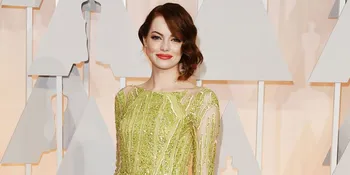 [FOTO] Tertiup Angin Kencang, Dress Mini Emma Stone Tersingkap
