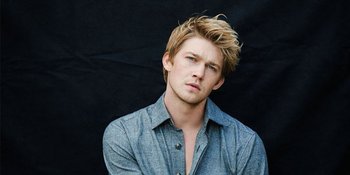 FOTO: Tiba di Los Angeles, Joe Alwyn Rayakan Tahun Baru Bareng Taylor Swift
