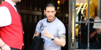 [Foto] Tom Hardy, Aktor Tampan Dengan Senyum Menyeramkan