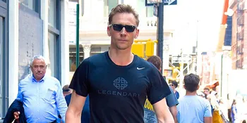 [FOTO] Tom Hiddleston Tak Berganti Baju, Netizen Penasaran