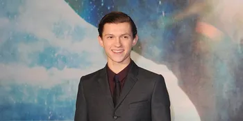 [FOTO] Tom Holland Bocorkan Poster Terbaru 'AVENGERS: INFINITY WAR'