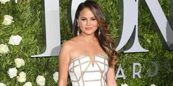 [FOTO] Tutupi Perut Buncit, Ini Style Keren Chrissy Teigen Saat Hamil