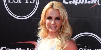 [FOTO] Ulath Ke-36, Britney Spears Dapat Kejutan Dari Brondongnya
