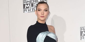 Foto Untuk Vogue, Karlie Kloss Pakai Headpiece Karya Anak Bangsa