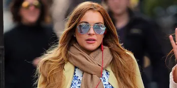[FOTO] Ups! Kenakan Gaun Belahan Rendah, Lindsay Lohan Nipslip
