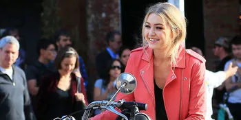 FOTO: Ups, Model Cantik Gigi Hadid Ketahuan Nggak Pakai Bra