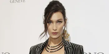 FOTO: Ups! Momen Saat Bella Hadid Jatuh di Runway NYFW 2016