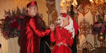 [Foto] Ups, Nuri Maulida Sempat Jatuh di Pelaminan