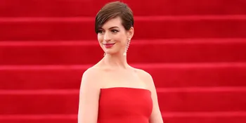[FOTO] Ups! Rok Anne Hathaway Jadi Korban Kejahilan Angin