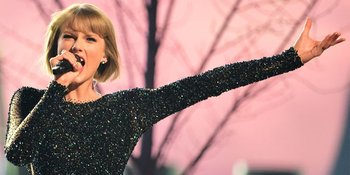 FOTO: Ups! Taylor Swift Tertangkap Cium Pria di Pesta