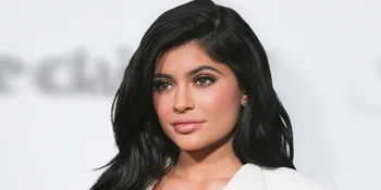 [FOTO] Usai Melahirkan, Rumah Kylie Jenner Dibanjiri Hadiah Bunga Mawar