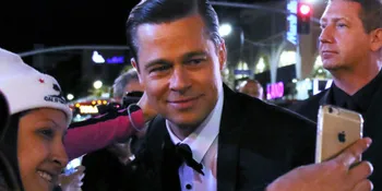 [Foto] Usia 52, Brad Pitt Tetap Bisa Tampil Muda dan Keren