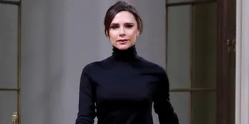 [FOTO] Victoria Beckham Nekat Naik Tangga Pakai High Heels